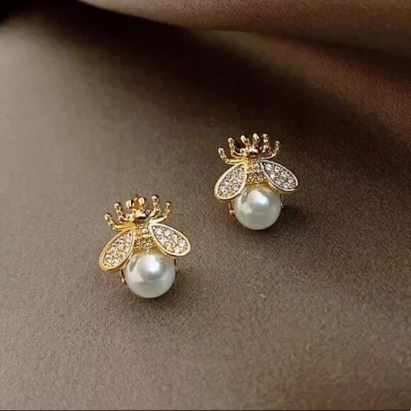 “Queen Bee” Royal Pearl Gold Insect Stud Earrings - Picture 6 of 6